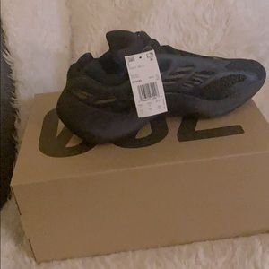 Yeezy 700: new never worn